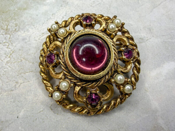 Vintage 1950s–1960s Gold‑Toned Amethyst & Pearl Brooch